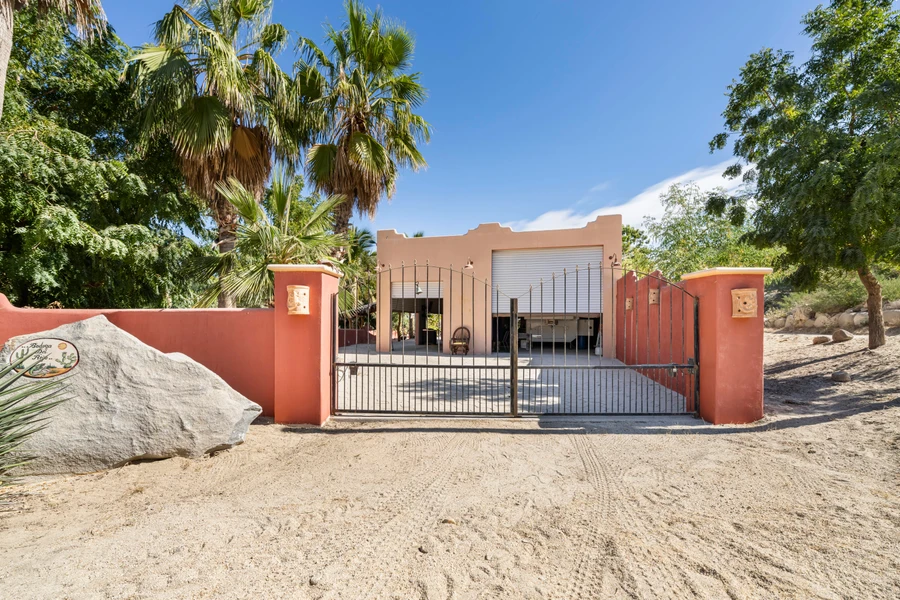 Bodega Del Rojo, East Cape