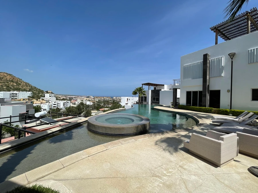 Delfines Miguel Ángel Herrera, Condominio San Charbel, Cabo San Lucas